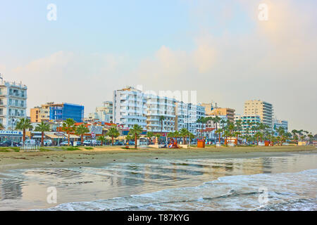 Larnaca, Cipro - 24 Gennaio 2019: fronte mare alberghi con spiaggia urbana in Larnaca in serata Foto Stock