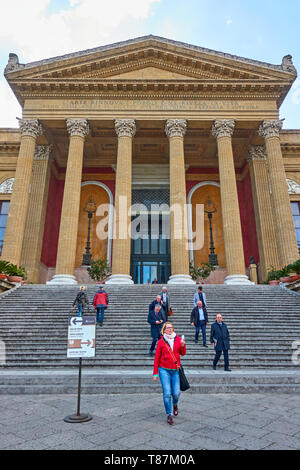 Palermo, Italia - 14 Marzo 2019: Anteriore di Palermo Opera House il Teatro Massimo Vittorio Emanuele) in Piazza Verdi a Palermo, Sicilia Foto Stock