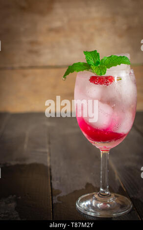 Ghiaccio fresco Mulberry Soda drink sulla tavola di legno. Foto Stock