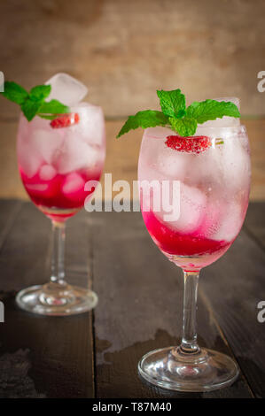 Ghiaccio fresco Mulberry Soda drink sulla tavola di legno vi è lo stesso oggetto posto sul lato posteriore. Foto Stock
