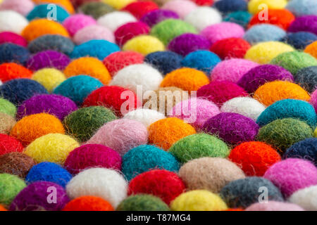 Feltro multicolore sfera rug dettaglio texture colorate Foto Stock