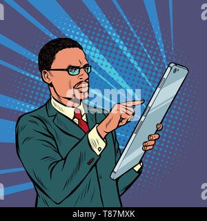 Imprenditore africano e smartphone con schermo di grandi dimensioni. La Pop art retrò illustrazione vettoriale kitsch vintage 50s 60s Illustrazione Vettoriale