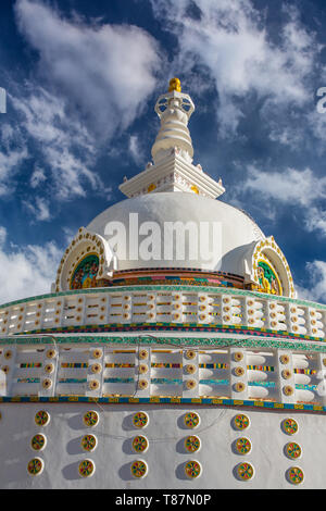 Shanti Stupa noto anche come Pagoda della Pace nella città di Leh, Ladakh Foto Stock