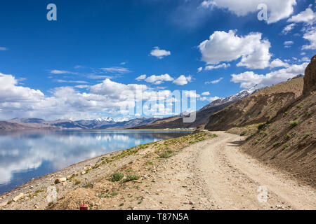 Lo splendido paesaggio di Tso Moriri lago situato nella valle di Rupshu in Ladakh Foto Stock