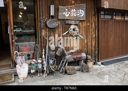 SHIRAKAWA-GO, Giappone - MARZO 27, 2019: splendidamente decorate entrata al negozio di articoli da regalo in Shirakawa-go village, Giappone. Foto Stock