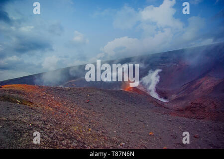 Mountain cratere del vulcano attivo. fumo esce da un vulcano di sfiato Foto Stock