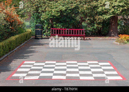 Scacchi all'aperto in un parco di Aberdeen, Scozia Foto Stock