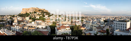 Acropoli Partenone V secolo a.C. Cittadella che si affaccia su Atene Grecia | ATENE, Grecia: L'Acropoli incorona la sua collina rocciosa sopra un panorama mozzafiato del paesaggio urbano di Atene, con il profilo del Partenone visibile lungo la cima. La cittadella ha occupato questo affioramento calcareo, a circa 500 piedi (156 m) sopra il bacino circostante, da quando una fortificazione micenea è stata innalzata lì nel XIII secolo a.C. La fitta e bassa espansione sottostante riflette la rapida crescita di Atene del XX secolo intorno al suo nucleo antico. Foto Stock