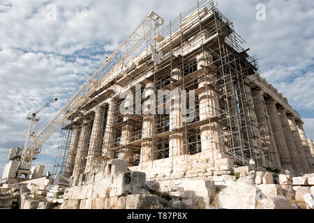 Partenone in costruzione Acropoli Atene Grecia // ATENE, Grecia — l'antica Acropoli si erge in cima alla sua collina rocciosa, che domina lo skyline di Atene, Grecia. Il Partenone, con le sue colonne e frontoni iconici, è il fulcro di questo sito patrimonio dell'umanità dell'UNESCO. Circondata da altre strutture classiche, tra cui l'Eretteo e il Tempio di Atena Nike, questa cittadella del V secolo a.C. incarna la gloria dell'antica civiltà e dell'architettura greca. Foto Stock