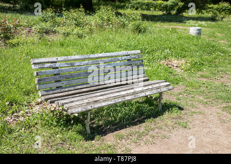 Il vecchio banco in parco all'estate. Vintage banco rétro Foto Stock