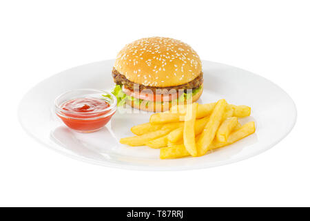 Burger con carne di manzo, carne arrostita, pomodori, lattuga, patatine fritte e ketchup, salsa barbecue sulla piastra, vista laterale, isolato sfondo bianco Foto Stock