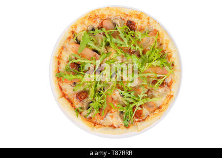 Pizza con rucola e pomodori secchi e funghi tutto tondo, tagliato a pezzi, su un bianco sfondo isolato, vista da sopra Foto Stock