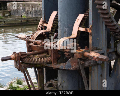 Chiusura del meccanismo di funzionamento sulla gru vintage presso il porto di Bristol, Bristol, Regno Unito Foto Stock
