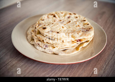 Alcuni greci pane pita sulla piastra Foto Stock