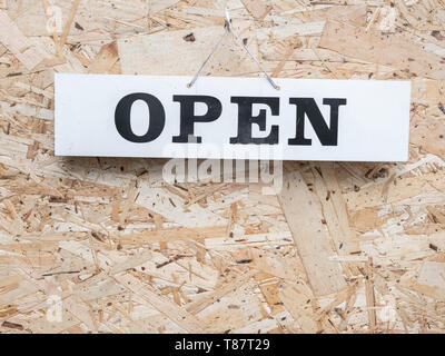 Cartello Business 'Open' sulla porta del negozio, con spazio per testi e PIP. Per 'Open as usual', facendo affari durante Covid, aperto e chiuso, vincitori e perdenti. Foto Stock