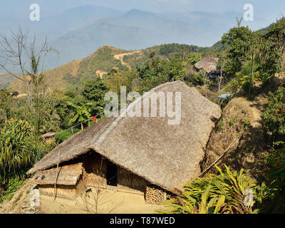 Vista la lunga capanna nel villaggio di Longwa con la vista panoramica sull'India e Myanmar border, Nagaland, India, Asia Foto Stock