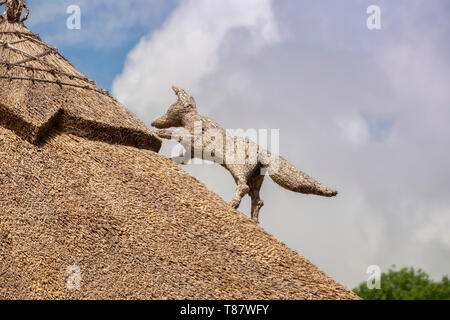 Animali realizzati dalla sterpaglia sul tetto della Old Forge nel pittoresco villaggio di paglia di Cockington,Devon, Inghilterra, Regno Unito Foto Stock