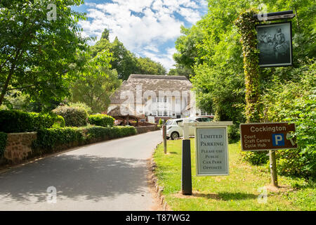 Un famoso paese di paglia inn - il tamburo Inn, Cockington,Devon, Inghilterra, Regno Unito. Il Grade ii Listed building, è stato progettato da Sir Edwin Lutyens nel 1934 Foto Stock