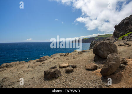 Una vista attraverso l'oceano dalla costa in Hawaii vicino al Nakalele Blowhole Foto Stock