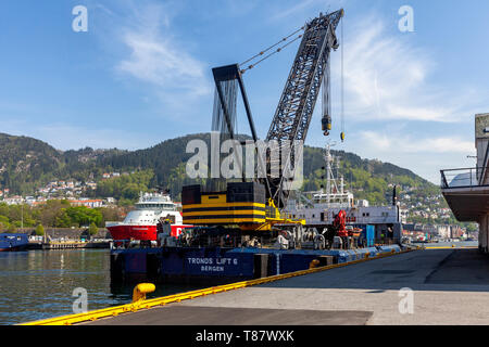 Nave di gru di sollevamento Tronds 6 nel porto di Bergen, Norvegia Foto Stock