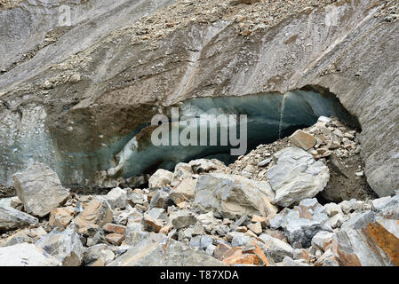 Chalaadi ghiacciaio situato nella valle Mestiachala sul fiume Chal, vicino a Mestia, regione della Georgia Svaneti. Foto Stock