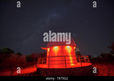 La Via Lattea al di sopra di un osservatorio, San Pedro de Atacama, Cile Foto Stock