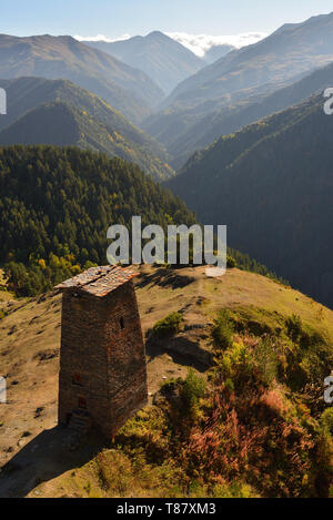 Omalo superiore villaggio regione Tusheti Georgia. Fortezza Keselo sul Caucaso trekking. Foto Stock