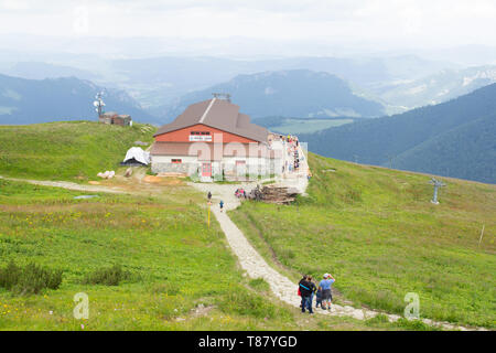 Bassi Tatra, Slovacchia - Luglio 2018: Turisti escursioni vicino a tourist house sulla montagna Chleb nei Bassi Tatra, Slovacchia Foto Stock