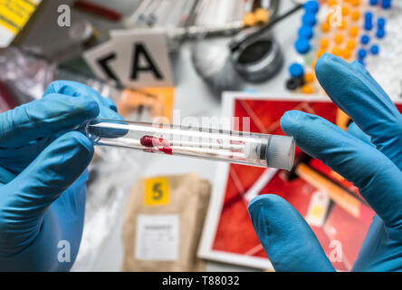 Esperto di polizia diventa campione di sangue dalla bottiglia di vetro in laboratorio Criminalistic, immagine concettuale Foto Stock