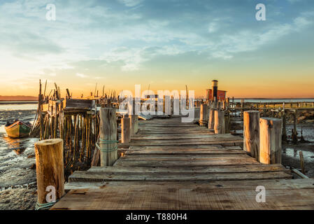 Palafitic pier, legno pier, dock, ormeggio, Portogallo, Setúbal, Tróia, comporta, vecchie barche, Old Ship, spiaggia, Baia Foto Stock