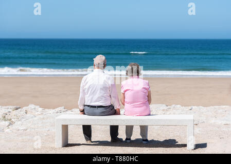 Coppia senior è seduta sul banco di lavoro Foto Stock