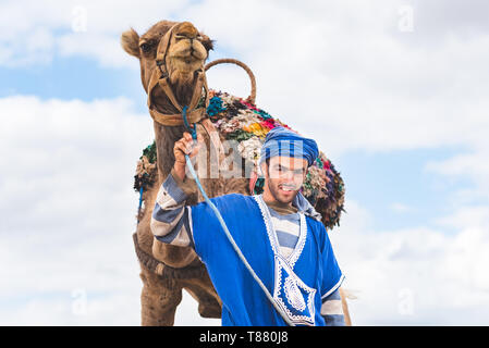 La tradizione tuareg l uomo con il camel Marrakech marocco Foto Stock