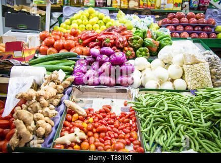 Coloratissimi banchi di frutta e verdura in stallo a Buenos Aires, Argentina. Foto Stock