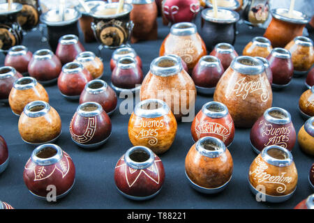 Gourd fatti a mano tazze in strada del mercato di Buenos Aires, Agentina. Foto Stock