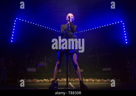 Nina Nesbitt effettuando al Glavanisers a SWG3 in Glasgow mercoledì 10 aprile 2019. anche sul palco con Nina era Lewis Capaldi, cantante della corrente No1 UK unico dotato di: Nina Nesbitt dove: Glasgow, Scotland, Regno Unito quando: 10 Apr 2019 Credit: Peter Kaminski/WENN.com Foto Stock