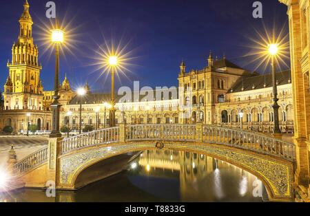 Spagna Square-Plaza de Espana è nel pubblico Parco Maria Luisa a Siviglia, Spagna. Foto Stock