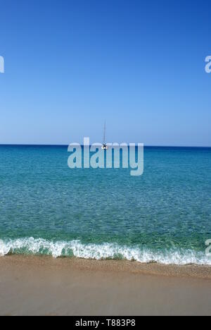 Barca ancorata in mare turchese spento spiaggia di Cupabia, Corsica, Francia Foto Stock