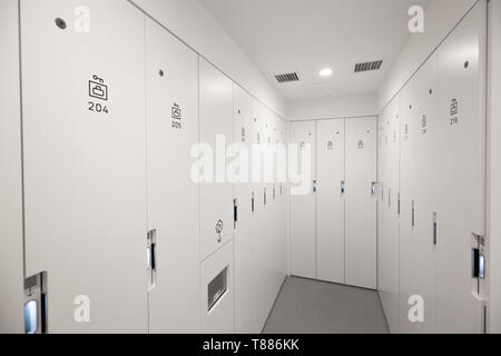 Molti gli armadietti con chiavi su Locker room Foto stock - Alamy