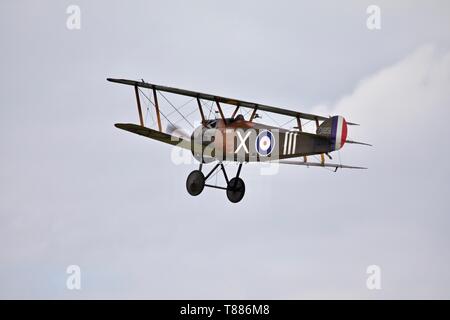 1918 Sopwith Camel (riproduzione) effettuando in corrispondenza di Shuttleworth Season premiere il 5 maggio 2019 Foto Stock