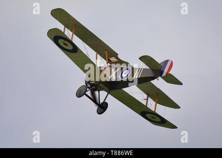 1918 Sopwith Camel (riproduzione) effettuando in corrispondenza di Shuttleworth Season premiere il 5 maggio 2019 Foto Stock