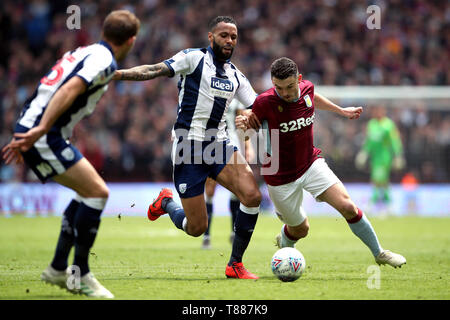 Aston Villa John McGinn (destra) e West Bromwich Albion è Kyle Bartley battaglia per la sfera durante il cielo scommessa campionato Play-off, Semi Finale, la prima gamba a Villa Park, Birmingham. Foto Stock