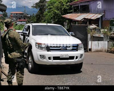 Marawi City, Filippine. Il 10 maggio, 2019. I checkpoint di pesanti in Marawi City come a medio termine le elezioni nazionali si sta avvicinando. L'esercito sono il controllo di ciascun veicolo in entrata e in uscita Marawi City per impedire elezione relative alla violenza su 13 Maggio, 2019. Credito: Sherbien Dacalanio/Pacific Press/Alamy Live News Foto Stock