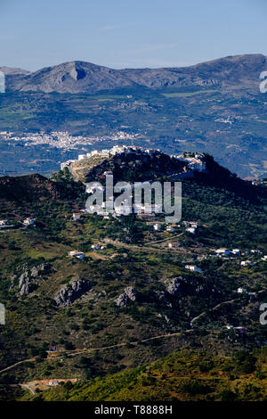 Vista di Comares attraverso la Axarquia campagna dal Montes Malaga Parco naturale Foto Stock