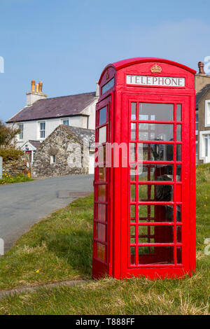 Cregneash villaggio tradizionale telefono rosso casella sulla isola di Man Foto Stock