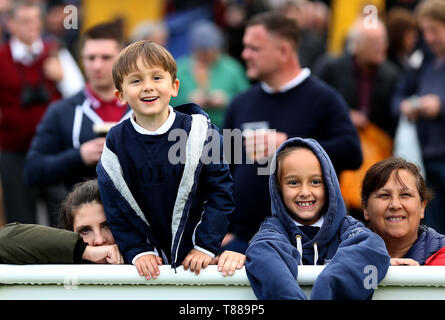 Vista generale di spettatori durante il Derby giornata di prova a Lingfield Racecourse. Foto Stock