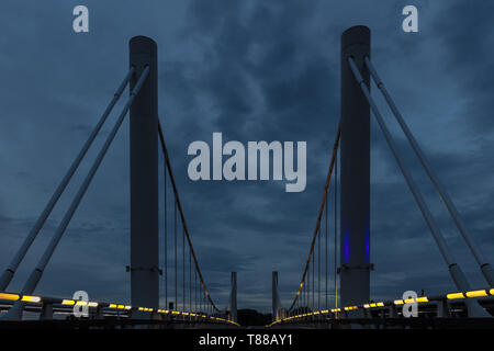 Il primo ponte sospeso in Belgio si trova in Kanne con un arco di 120 contro una drammatica del cielo della sera durante il crepuscolo Foto Stock