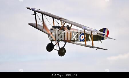 1918 Sopwith Camel (riproduzione) effettuando in corrispondenza di Shuttleworth Season premiere il 5 maggio 2019 Foto Stock