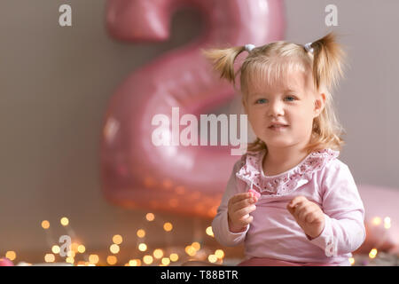 Carino bambina per il suo secondo compleanno a casa Foto Stock