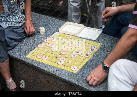 Chengdu Sichuan, in Cina - 21/09/2017: Anziani uomini cinesi giocando Xiangqi aka scacchi cinesi Foto Stock