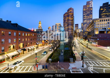 Boston Downtown cityscape con dall'alto edificio tramonto a città di Boston, MA, USA. Foto Stock